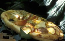 Pizza de frutas horneadas - foto de stock