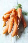Куча моркови над деревянной — стоковое фото