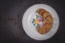 Овсяное кокосовое и ягодное печенье — стоковое фото