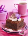 Gâteau au chocolat et guimauve — Photo de stock