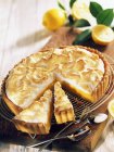 Tarta de merengue de limón - foto de stock