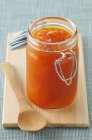 Engarrafamento de melão em jarra — Fotografia de Stock
