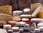 Selección de diferentes quesos - foto de stock