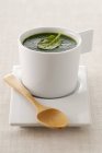 Суп зі шпинату в білій чашці — стокове фото