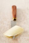 Pedazo de mantequilla en el cuchillo - foto de stock