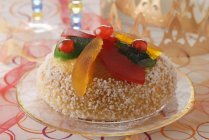 Nahaufnahme von Kuchen mit Gelee-Früchten auf Teller — Stockfoto
