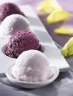 Rose and blackcurrant sorbet scoops — Stock Photo