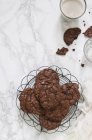 Cookies brownie sur rack de refroidissement — Photo de stock