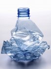 Vista close-up de garrafa de água de plástico esmagado e vazio — Fotografia de Stock