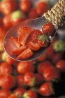 Erdbeeren mit Scheiben auf Löffel — Stockfoto