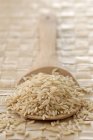 Colher cheia de arroz não cozido — Fotografia de Stock