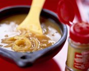 Zuppa di cipolle in ciotola rustica — Foto stock