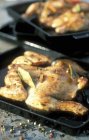 Foglia di alloro pollo arrosto intero — Foto stock