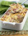 Macaronis and ham cheese-topped dish — Stock Photo