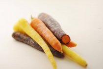 Variedades de zanahorias coloreadas - foto de stock