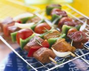 Kebabs de viande sur support métallique — Photo de stock