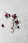Cranberries em colheres de prata — Fotografia de Stock
