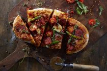 Pizza con chorizo y espárragos - foto de stock
