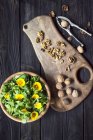 Insalata con verdure e noci — Foto stock