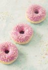 Рожеві пончики з цукровими зморшками — стокове фото