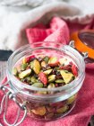 Primo piano vista di sano mix di frutta secca, noci e semi in vaso di vetro — Foto stock