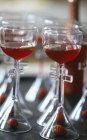 Primo piano vista di bicchieri con bevande alla frutta e fragole — Foto stock