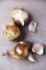 Smoked garlic heads with cloves — Stock Photo