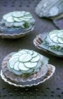 Millefeuilles com vieiras e pepinos servidos em conchas — Fotografia de Stock