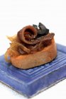 Crostini with anchovies and onion confit — Stock Photo