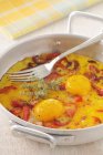 Huevos al horno con pimientos - foto de stock