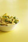 Massa Penne e salada de feijão largo — Fotografia de Stock
