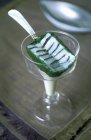 Jakobsmuschel und Trüffelmillefeuille mit Spinat im Glas über Holzoberfläche — Stockfoto