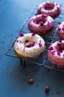 Donuts con pétalos de rosa - foto de stock