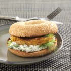 Hamburguesa vegetariana en plato - foto de stock