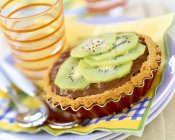 Chocolate and kiwi tart — Stock Photo
