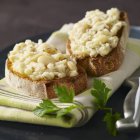 Fagioli bianchi sul pane tostato — Foto stock