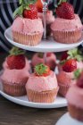 Erdbeer-Cupcakes auf einem Etikett — Stockfoto