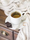 Xícara de chá quente com limão — Fotografia de Stock