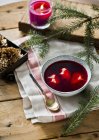 Буряковий суп з різдвяною випічкою на білій тарілці над рушником з ложкою — стокове фото