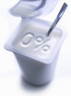 Tasse en plastique de yaourt nature avec zéro pour cent de graisses — Photo de stock