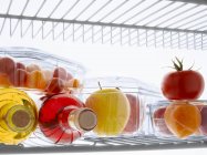 Produkte und Flaschen im Kühlschrank — Stockfoto