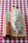 Сушеная колбаса на доске — стоковое фото