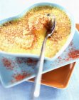 Nahaufnahme von Creme Brulee mit Safran in einem herzförmigen Gericht — Stockfoto