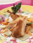 Жареная курица с овощами — стоковое фото