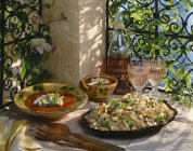 Piatti provvisori all'esterno su piatti sopra la tavola con stoffa — Foto stock