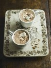 Tasses de chocolat chaud à la crème — Photo de stock