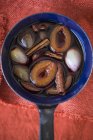 Сливовый соус с луком — стоковое фото