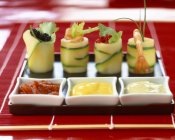 Courgette суши и соусы — стоковое фото