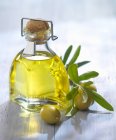 Huile d'olive et olives vertes — Photo de stock