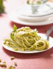 Spaghettis pasta con pesto y albahaca - foto de stock